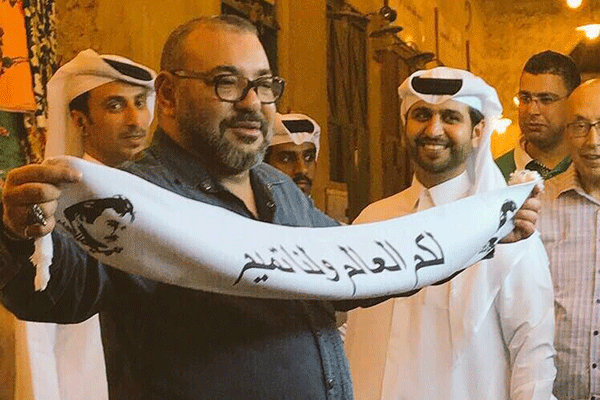 Mohamed VI porte une écharpe de soutien au Chef Qatari : Le makhzen évoque un montage photo