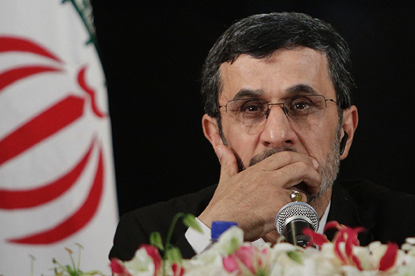 Après avoir banni les réseaux sociaux, Ahmadinejad rejoint Twitter