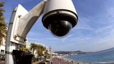 Attaque à Nice: la policière chargée de la vidéosurveillance dit avoir subi des pressions
