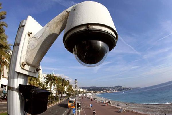 Attaque à Nice: la policière chargée de la vidéosurveillance dit avoir subi des pressions