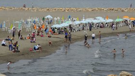 فضلات بشريّة تزاحم المصطافين في البحر!