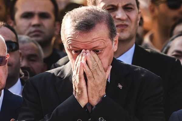 Obsèques des victimes du putsch: Erdogan fond en larmes