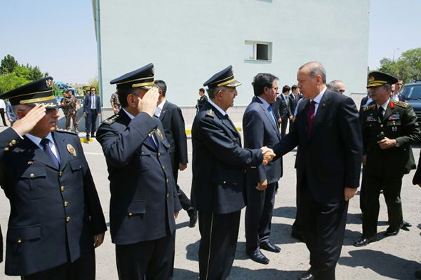 Erdogan somme les Occidentaux de se “mêler de leurs affaires”