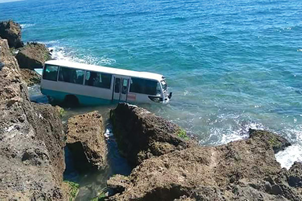 Chute spectaculaire  d’un bus à Tipaza