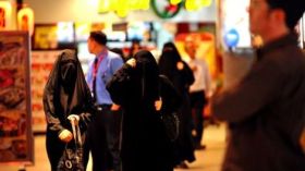 فتيات سعوديات جامعيات يعملن نادلات