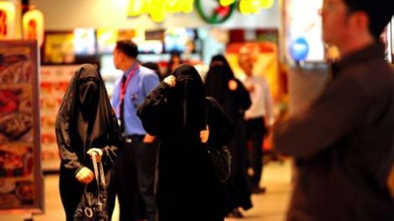 فتيات سعوديات جامعيات يعملن نادلات