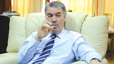 Hadjar menace les grévistes de poursuites judiciaires