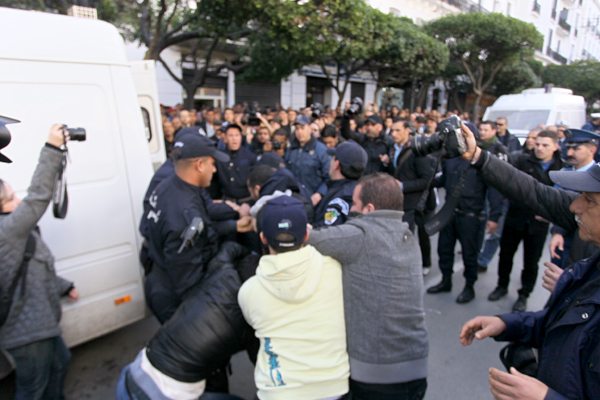 La police réprime une manifestation anti-4e mandat à Alger, des heurts et 50 arrestations…