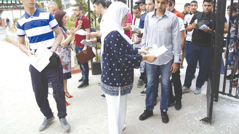 أولياء يرافقون تلاميذ البكالوريا إلى الامتحان لتفادي التأخرات