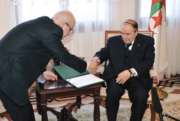 Bouteflika   dépose  personnellement  son dossier de   candidature au conseil constitutionnel