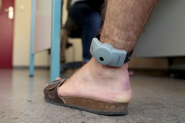 Justice: un bracelet électronique pour remplacer la détention provisoire
