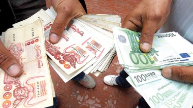 Dépréciation continue du dinar face au dollar