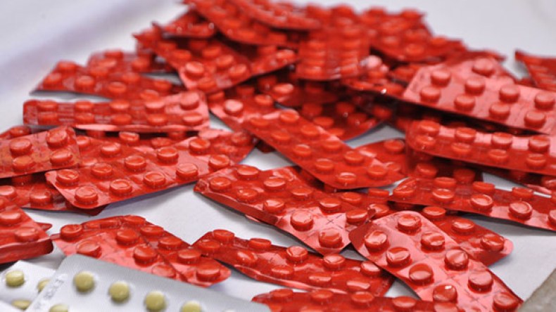 مرّوج أقراص “الحمرا” يدهس شرطيا بسيارته لعرقلة عملية توقيفه