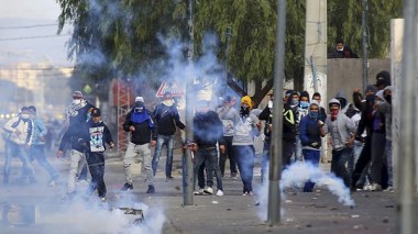 Des protestataires tunisiens ferment un post frontalier avec l’Algérie