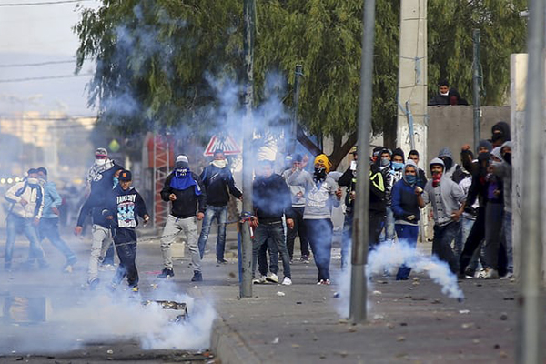 Des protestataires tunisiens ferment un post frontalier avec l’Algérie