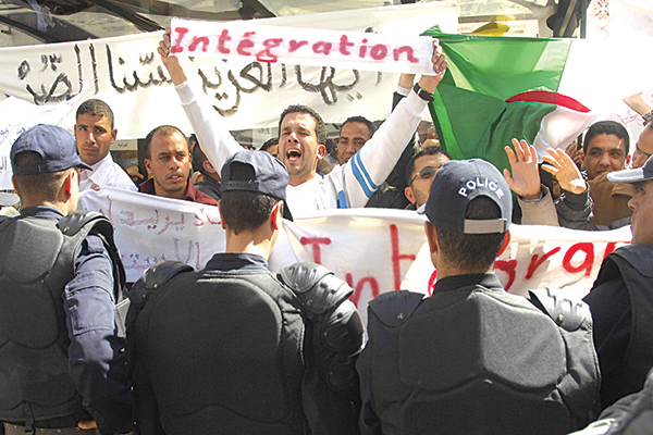 Education: les contractuels montent au créneau