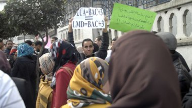 200,000 graduates take to the streets