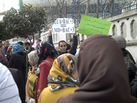 200,000 graduates take to the streets