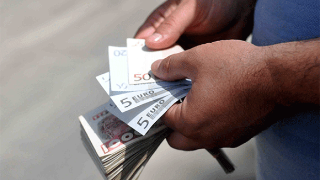 الدينار ينهار أمام 5 عملات صعبة في السوق الرسمية