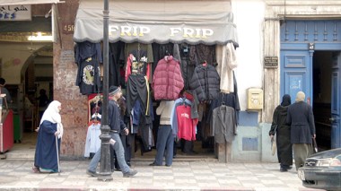 Habillement: les citoyens recourent à la friperie