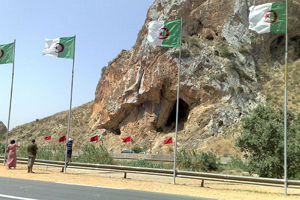 Moroccans Threaten The Mekhzen Regime To Resort To Algeria