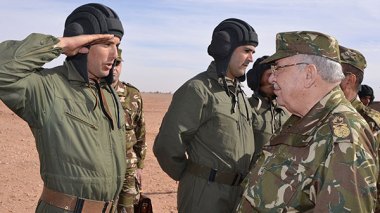Gaïd Salah: « Il vous incombe de continuer l’exécution des programmes de préparation de combat »
