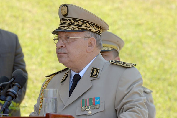 Gaïd Salah entame une visite à la 2e région militaire