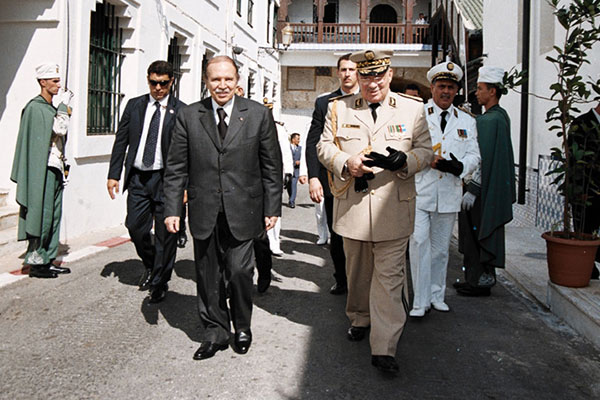 Gaïd Salah salue la révision de la Constitution