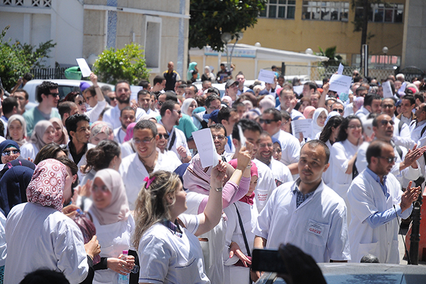 Marche massive des blouses blanches à Oran