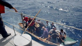 انتشال جثة بحار وإنقاذ 11 بعد غرق سفينة بتموشنت