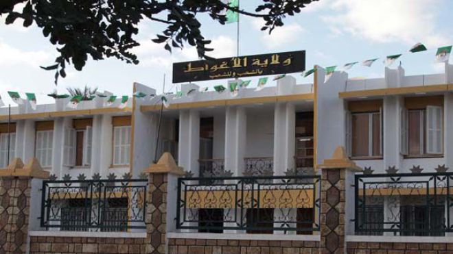 والي الأغواط ينهي مهام مقاول ويأمر بتسريع وتيرة الانجاز