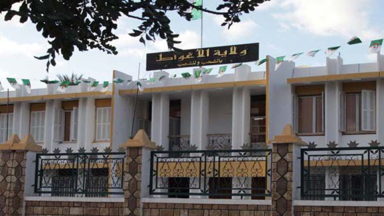 والي الأغواط ينهي مهام مقاول ويأمر بتسريع وتيرة الانجاز