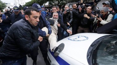 France urges Algeria to respect peaceful protests