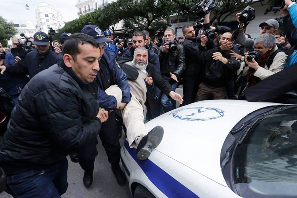 France urges Algeria to respect peaceful protests