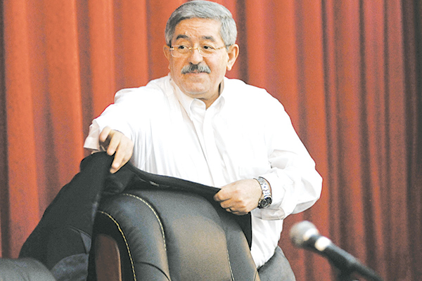 RND :Ouyahia ouvre le dialogue avec les internautes du Facebook