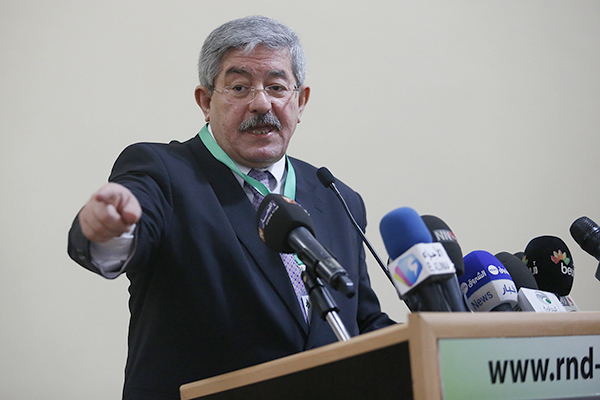 Ouyahia accuse le FLN et épingle Nezzar