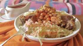 رشتة عريضة بمرق أحمر