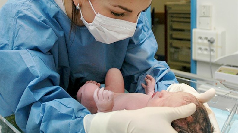 اتحاد القابلات يندد بالظروف المهنية “المزرية” للعمل