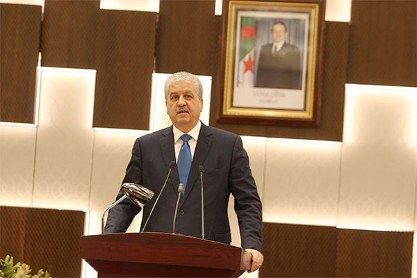 Sellal : «L’Etat allégera les contraintes bancaires aux porteurs de projets »