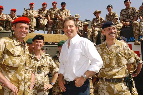 Tony Balir derrière la guerre en Irak
