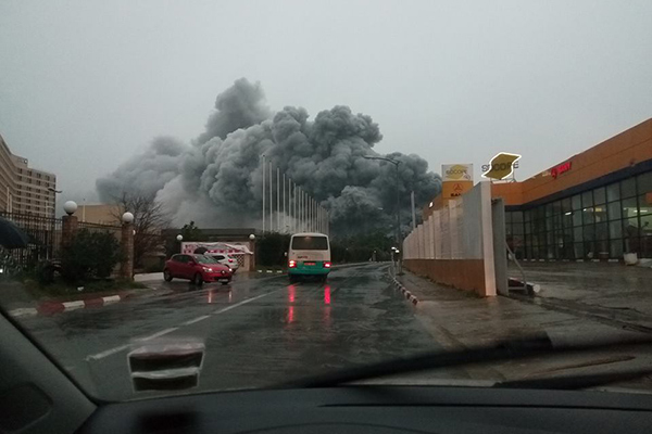 Bab Ezzouar : Un énorme incendie ravage le dépôt de Panasonic