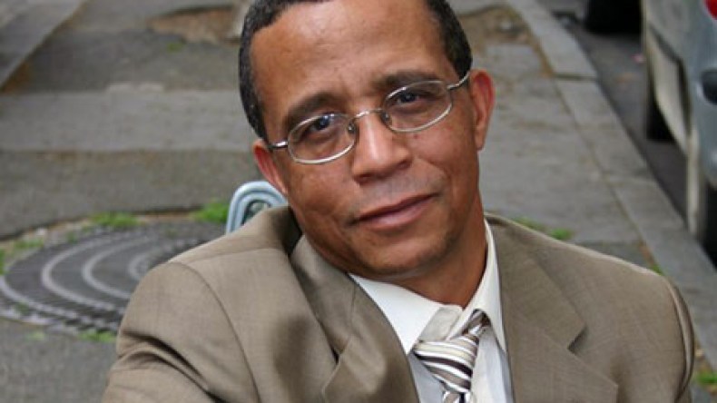 ياسمينة خضرة يمثل الجزائر في بيكين