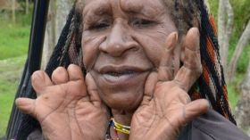 قبيلة تقطع أصابع نسائها حزنا على الموتى!