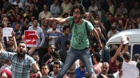السيسي يتعهد بمراجعة قانون التظاهر والاعتقالات