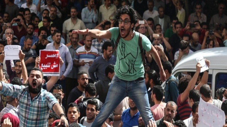 السيسي يتعهد بمراجعة قانون التظاهر والاعتقالات