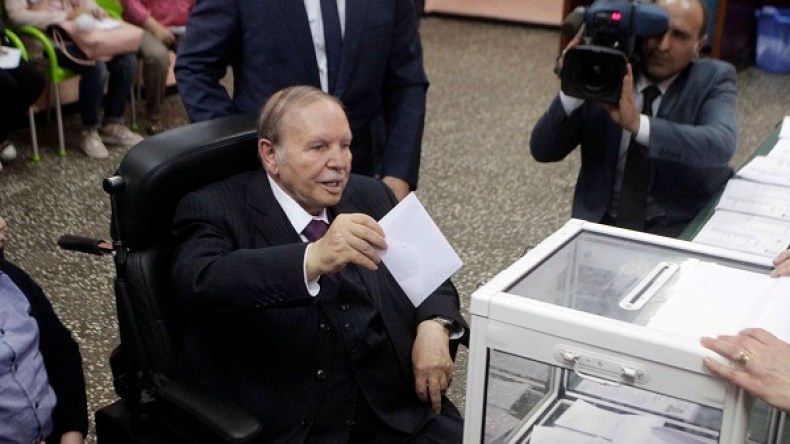 الرئيس بوتفليقة يدلي بصوته في الانتخابات المحلية