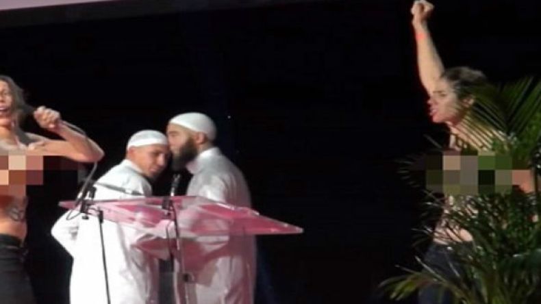 ناشطتان عاريتا الصدر من “فيمين” تقتحمان مؤتمرًا إسلاميا بباريس