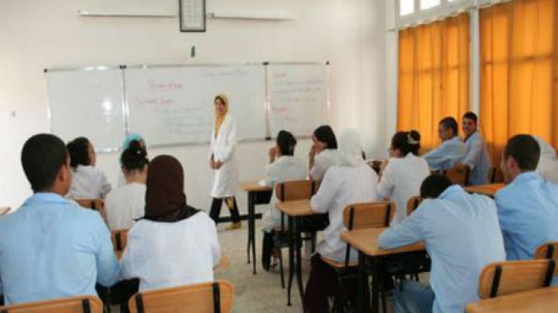 أساتذة ثانوية منتورى بأم البواقي يعودون إلى التدريس بعد اقتناء قاعات متحركة