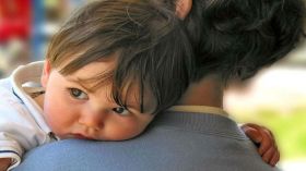 جمعية “نساء في شدة” تستعرض تجربة التكفل بالأمهات العازبات