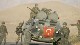 تركيا تناور عسكريا قرب الحدود السورية